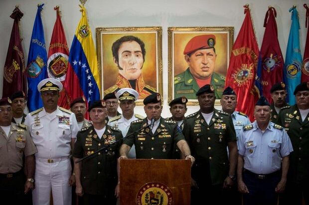 El ministro de Defensa de Venezuela, Vladimir Padrino López, junto a militares de alto rango. (Foto: EFE)