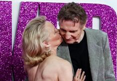 Liam Neeson y Pamela Anderson lucen tan cerca que desatan rumores de romance en avant premier de “Naked Gun”