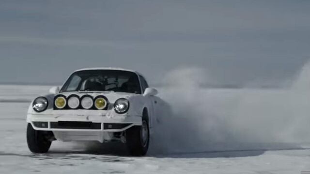 Mira cómo derrapa sobre el hielo un Porsche 911 con 427 HP