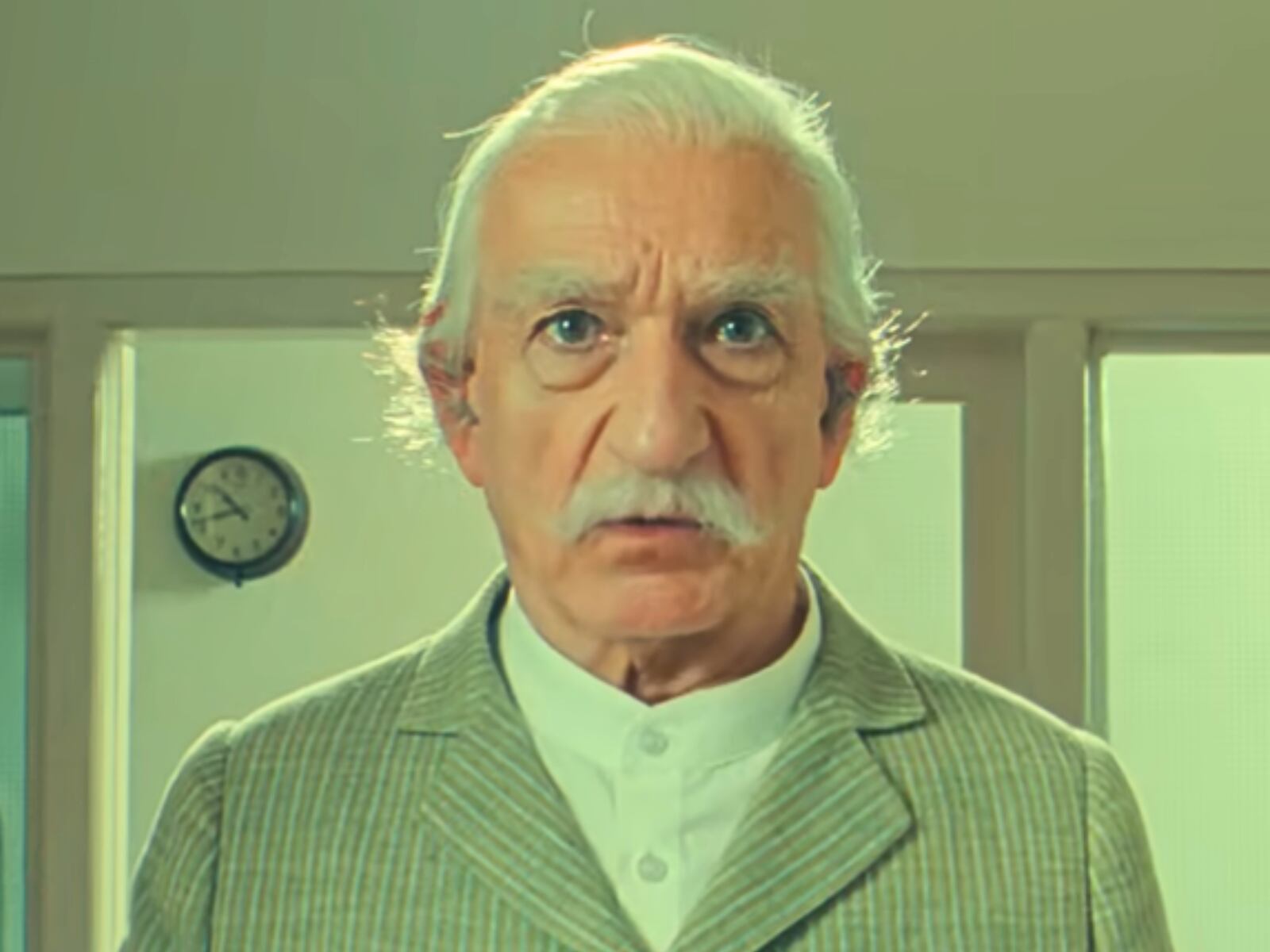 En “La maravillosa historia de Henry Sugar”, Ben Kingsley interpreta a Imdad Khan y al crupier en otra escena (Foto: Netflix)