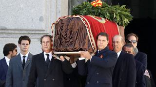 El féretro con los restos de Francisco Franco sale de su mausoleo en el Valle de los Caídos