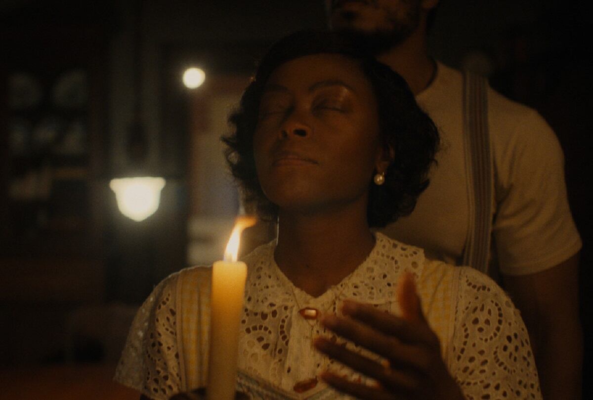 Berniece (Danielle Deadwyler) cuida la vela mientras Avery bendice la casa en el drama de terror "La lección de piano" (Foto: Netflix)