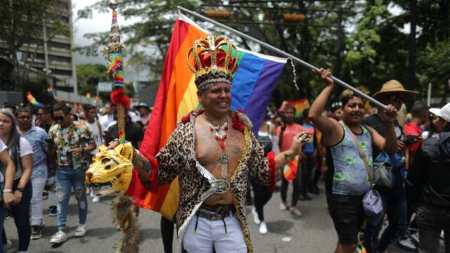 Una marcha LGBTI+ diversa y plural tiñe las calles de Caracas de mil colores