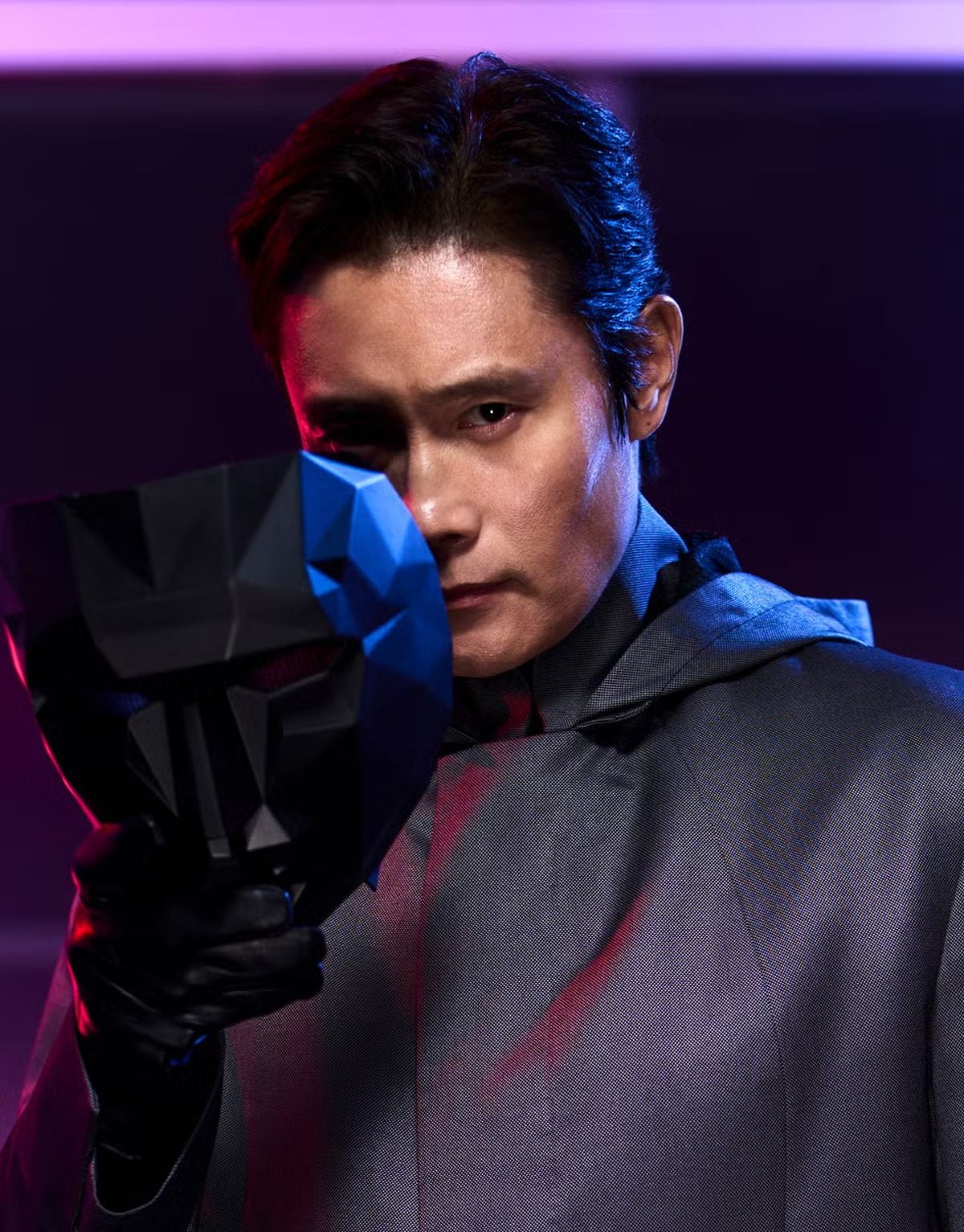 El líder cuando se quita su máscara negra en "El juego del calamar" (Foto: Netflix)