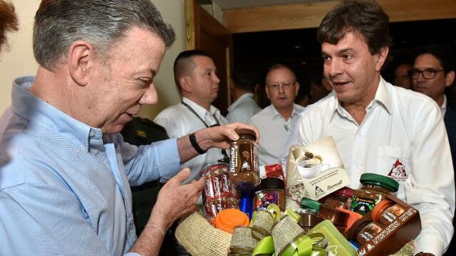 Santos dice que desarme de las FARC ayuda al desarrollo cafetero