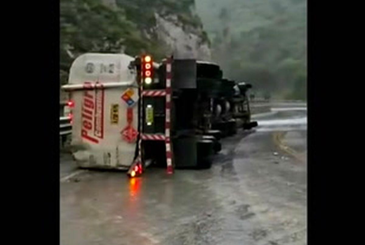Al lugar llegaron personal de la PNP para realizar labores de contingencia. Foto: América Noticias