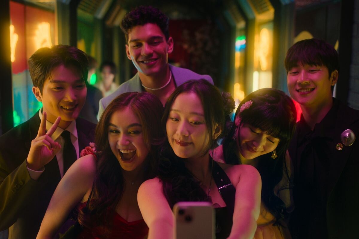 De izquierda a derecha: Minyeong Choi (Dae Heon Kim), Anna Cathcart (Kitty Song Covey), Anthony Keyvan (Quincy 'Q' Shabazian), Gia Kim (Yuri Han), Han Bi Ryu (Eunice Kang) y Joshua Hyunho Lee (Jin) en "Besos, Kitty 2".