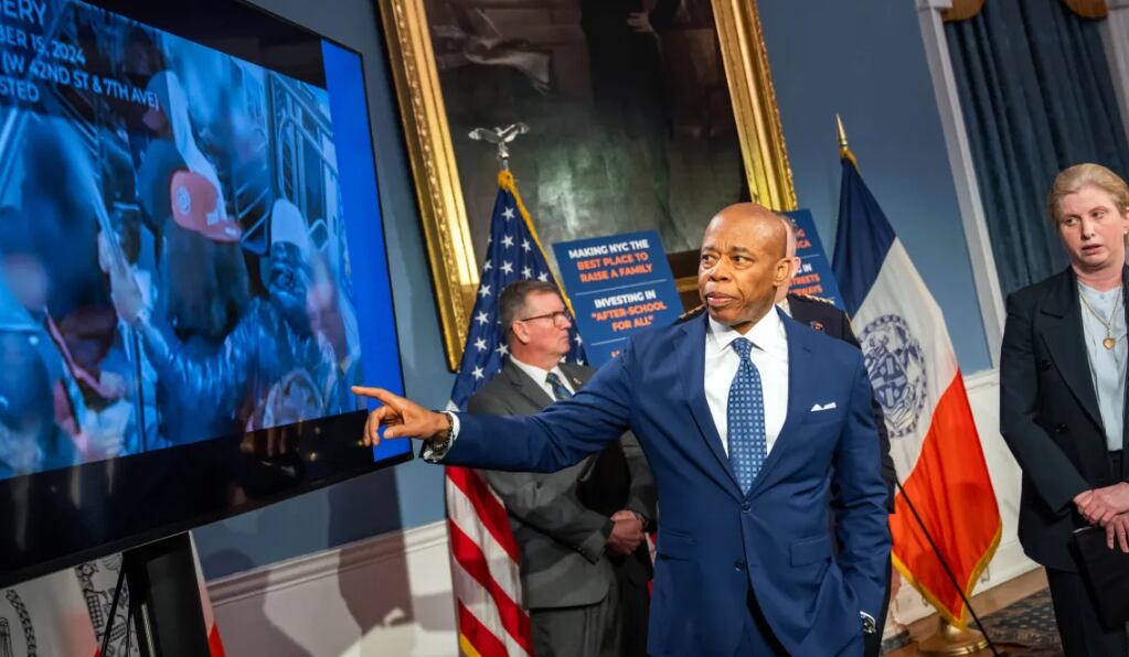 El alcalde Adams habló de lo que saben de los atacantes de policías en Times Square (Foto: AP)
