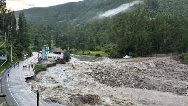 Apurímac: vehículos quedan varados en vía Interoceánica ante desborde de río en Chalhuanca
