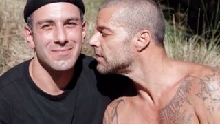 Ricky Martin y Jwan Yosef protagonizan apasionado beso en “Antes que el mundo se acabe” de Residente
