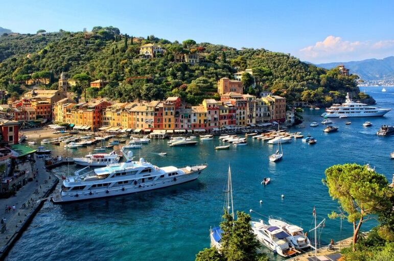 En Italia se pueden encontrar hermosas playas ocultas en coloridos pueblos sobre acantilados. (Foto referencial: Freepik)