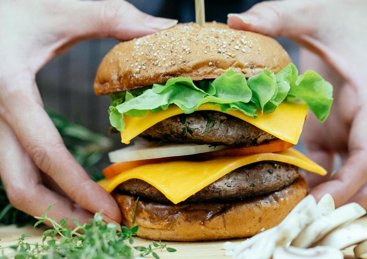 Aquí aprenderás a preparar una versión casera de la hamburguesa doble con una salsa secreta. (Foto: Katerina Holmes / Pexels)