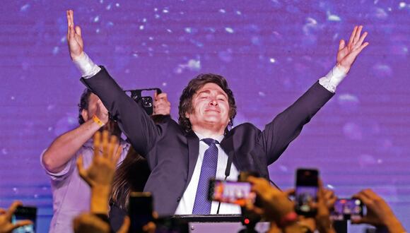 El economista libertario de extrema derecha argentino y candidato presidencial Javier Milei celebra los resultados de las elecciones primarias en su sede en Buenos Aires. (Foto de ALEJANDRO PAGNI / AFP)