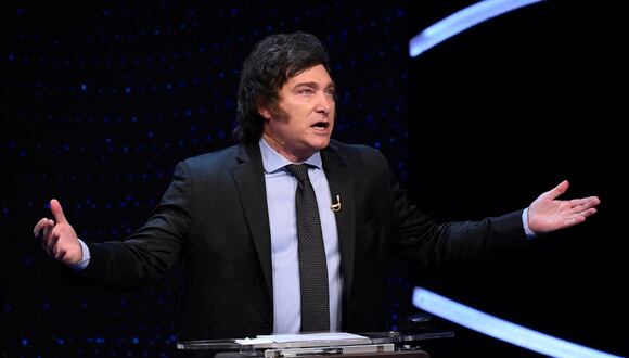 El candidato presidencial por el partido La Libertad Avanza, Javier Milei, habla durante el debate presidencial en la Facultad de Derecho de la Universidad de Buenos Aires (UBA) el 12 de noviembre de 2023. (Foto de Luis ROBAYO / POOL / AFP)