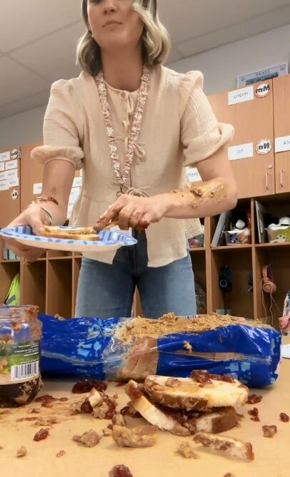 El resultado fue un desastre, pero eso fue precisamente lo que buscaba la maestra. (Foto: @kay_sloan / TikTok)