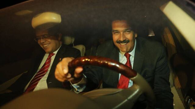 FOTOS: Un sonriente Nicolás Maduro se dio tiempo para manejar en su breve estancia en Lima