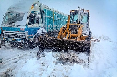 Nevadas obligan a restringir y suspender viajes por tierra en cuatro regiones de Bolivia