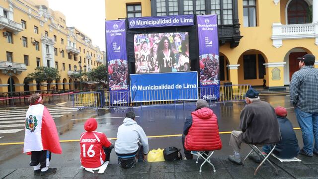 Frío, llovizna y fútbol en las calles de Lima [FOTOS]
