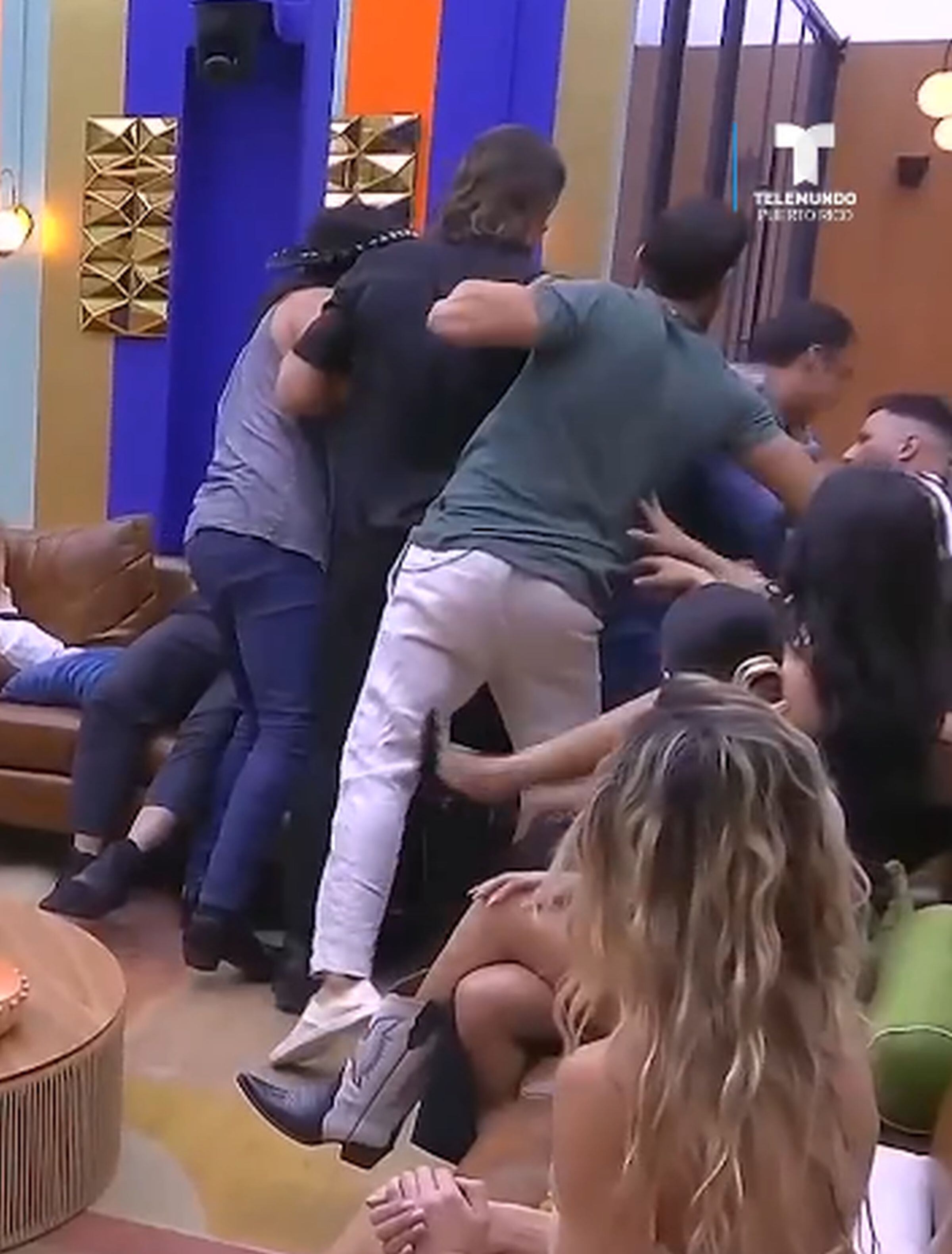 El intercambio de palabras entre Lupillo Rivera y Uriel del Toro casi llega a los golpes. Si no se hubieran metido sus compañeros, todo habría acabado en pelea. (Foto: @telemundopr/ Instagram)