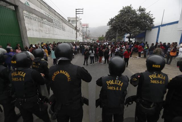 Madres protestan en el exterior del local de vaso de leche en San Juan de Lurigancho. (Foto: Cesar Campos/@photo.gec)
