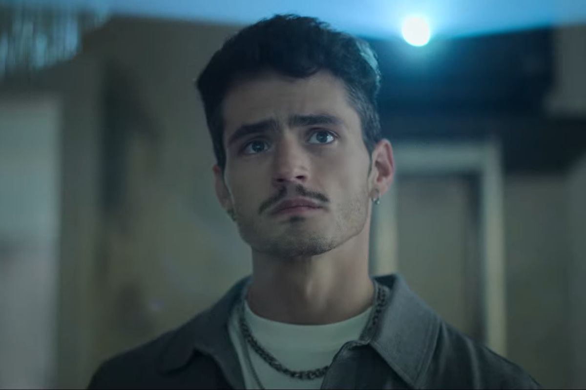 Martín Barba como Alex, el amigo incondicional del personaje principal en "Pacto de silencio". Él ayudará a Brenda a buscar respuesta sobre su existencia (Foto: Netflix)