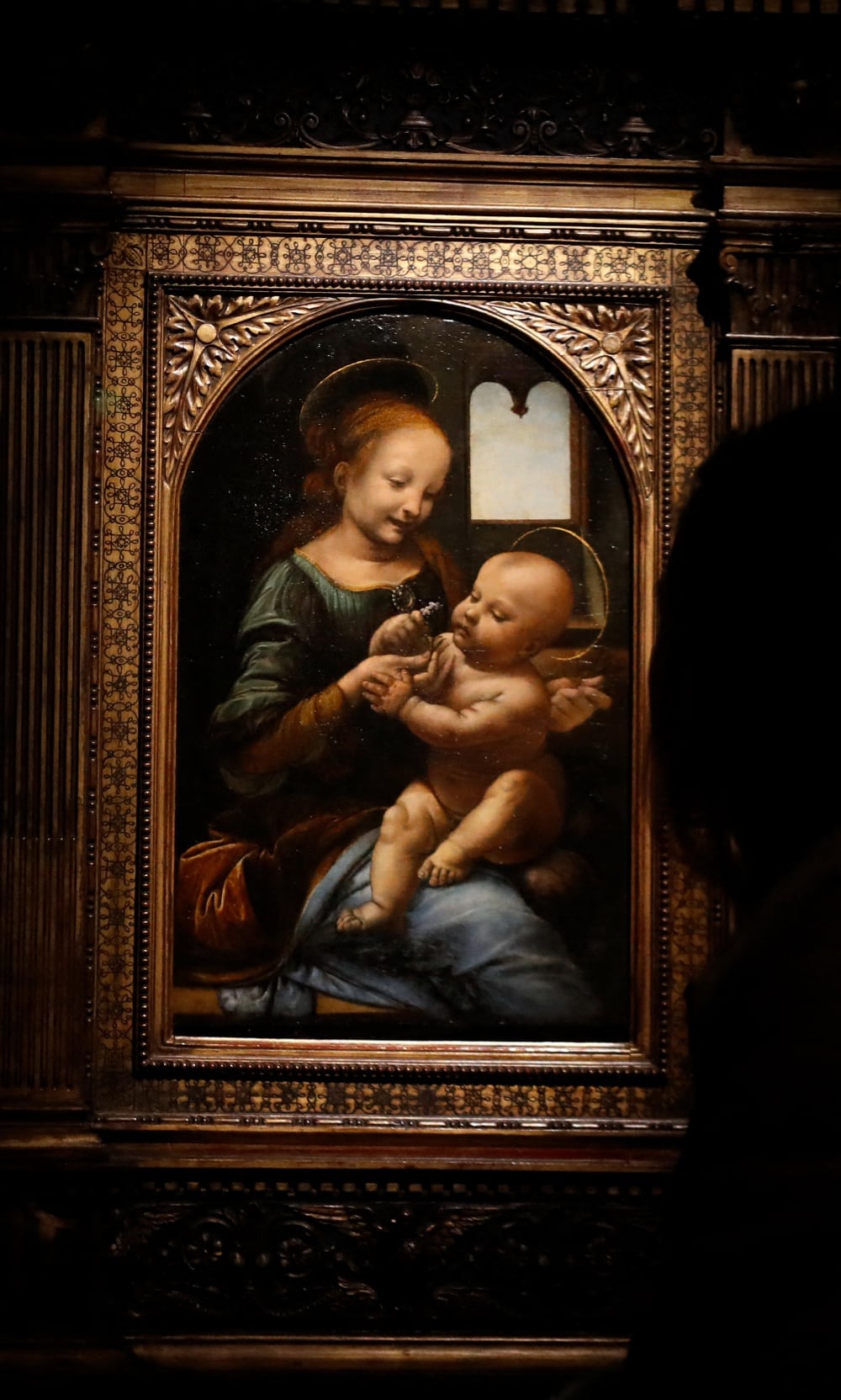 "La Virgen con el Niño" o "Madone benois -1519 ", de Leonardo da Vinci, en el Louvre de París.