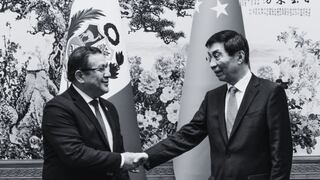 Falta de transparencia en viaje de Salhuana: Congreso no reportó sus primeras actividades en China, pero esto es lo que sabemos