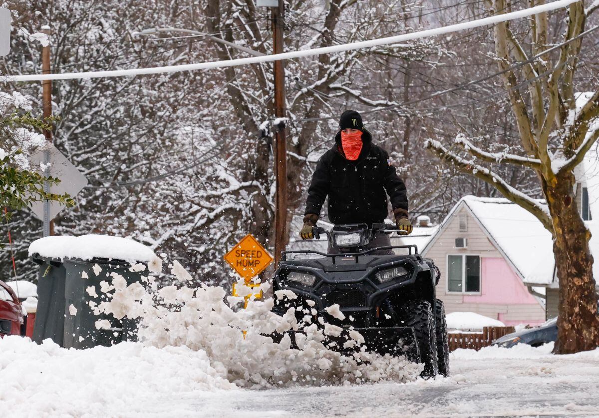 Millones de personas en el noreste de EE. UU. se vieron envueltas por la nieve el 13 de febrero de 2024 cuando una poderosa tormenta invernal azotó la región (Foto: Kena Betancur / AFP)