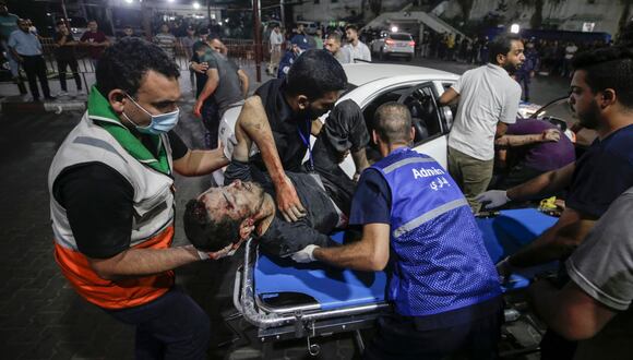 Los palestinos llevan a un hombre herido al hospital Al-Shifa en la ciudad de Gaza, tras un bombardeo de Israel  el 10 de octubre de 2023. (EFE/EPA/HAITHAM IMAD).