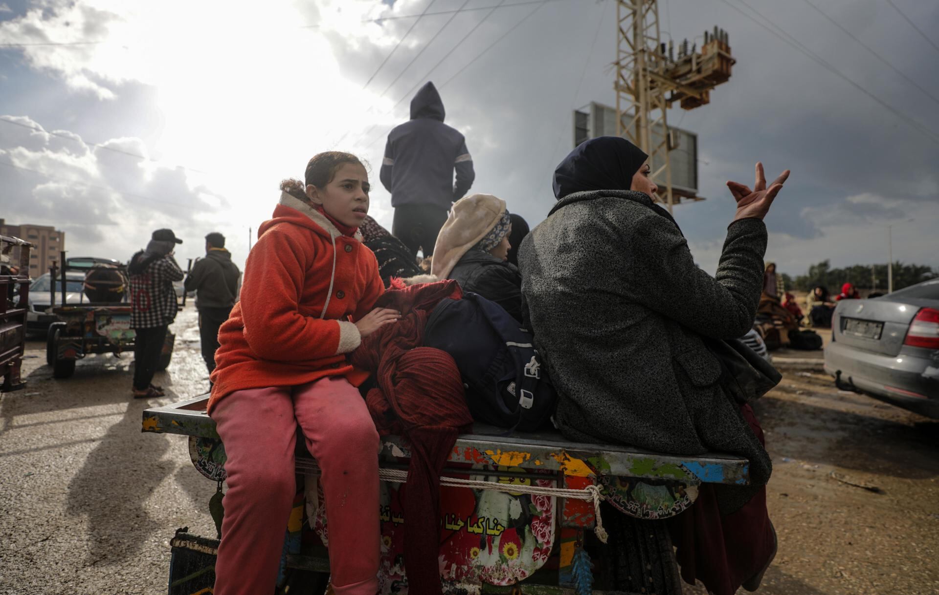 Los palestinos desplazados internamente se mueven después de que el ejército israelí dijera a los residentes del campamento de Khan Yunis que abandonaran sus hogares y se dirigieran a los campamentos de Rafah, cerca de la frontera con Egipto, en el sur de la Franja de Gaza, el 27 de enero de 2024. EFE/EPA/MOHAMMED SABRE