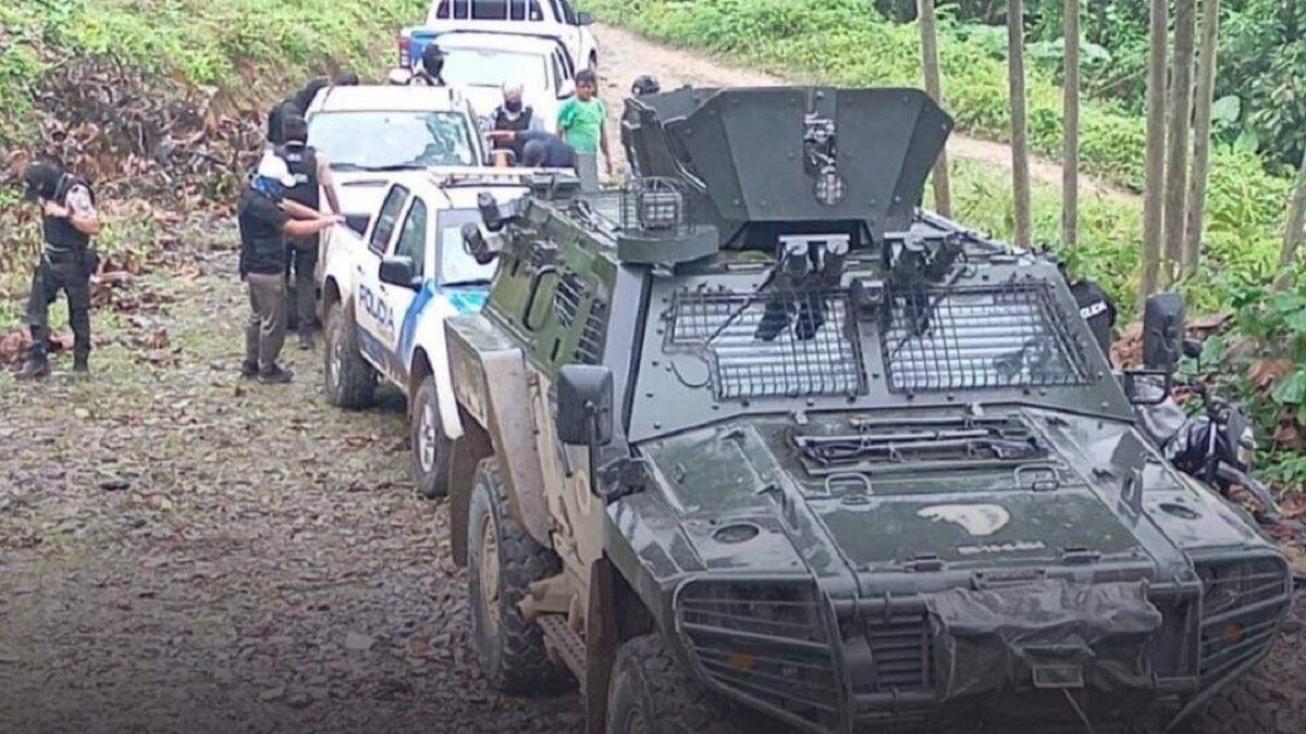 Agentes de la Policía de Ecuador llegan a una mina del cantón Camilo Ponce Enríquez, el 13 de agosto de 2024. (Foto de X @EmergenciasEC)