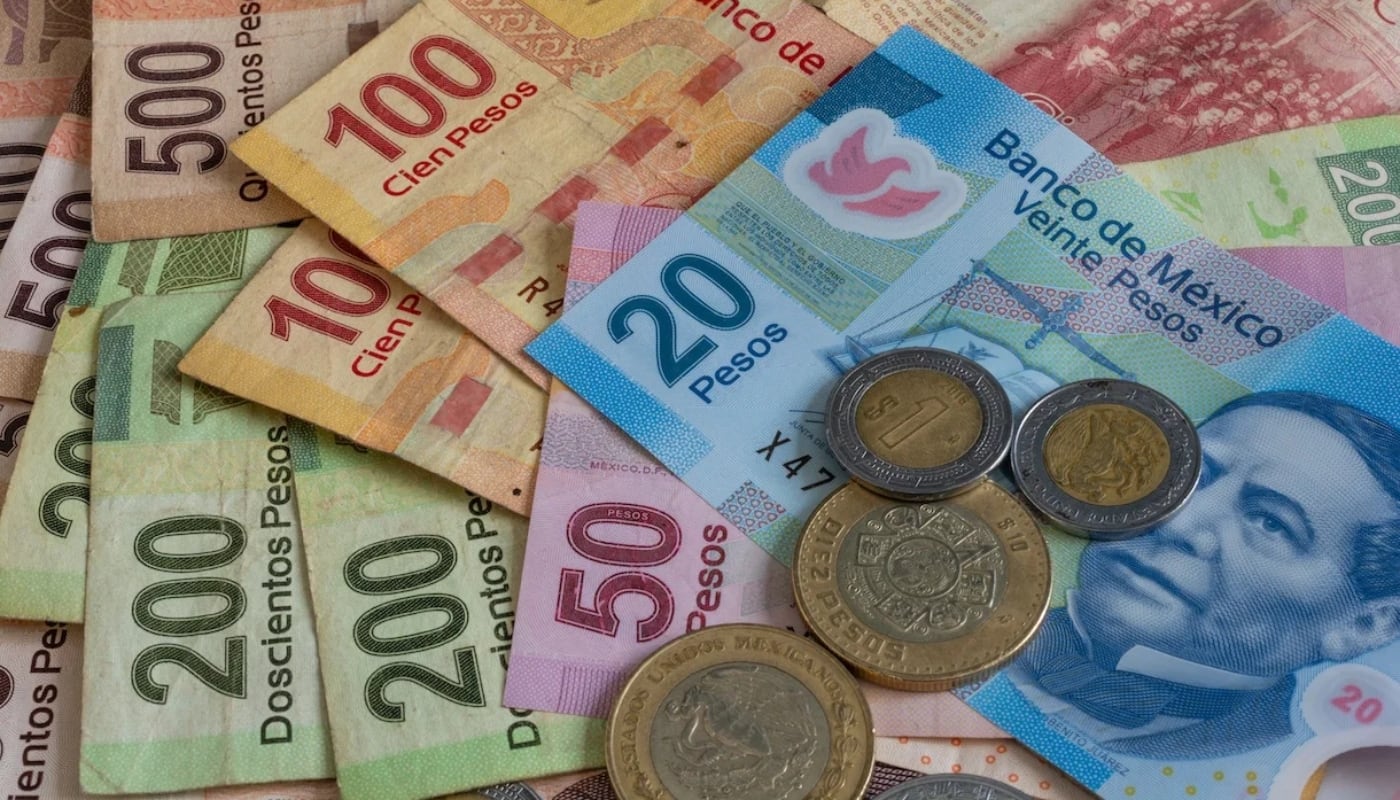 Según un estudio compartido por BBVA, el peso mexicano se perfila como la moneda más estable en 2026.