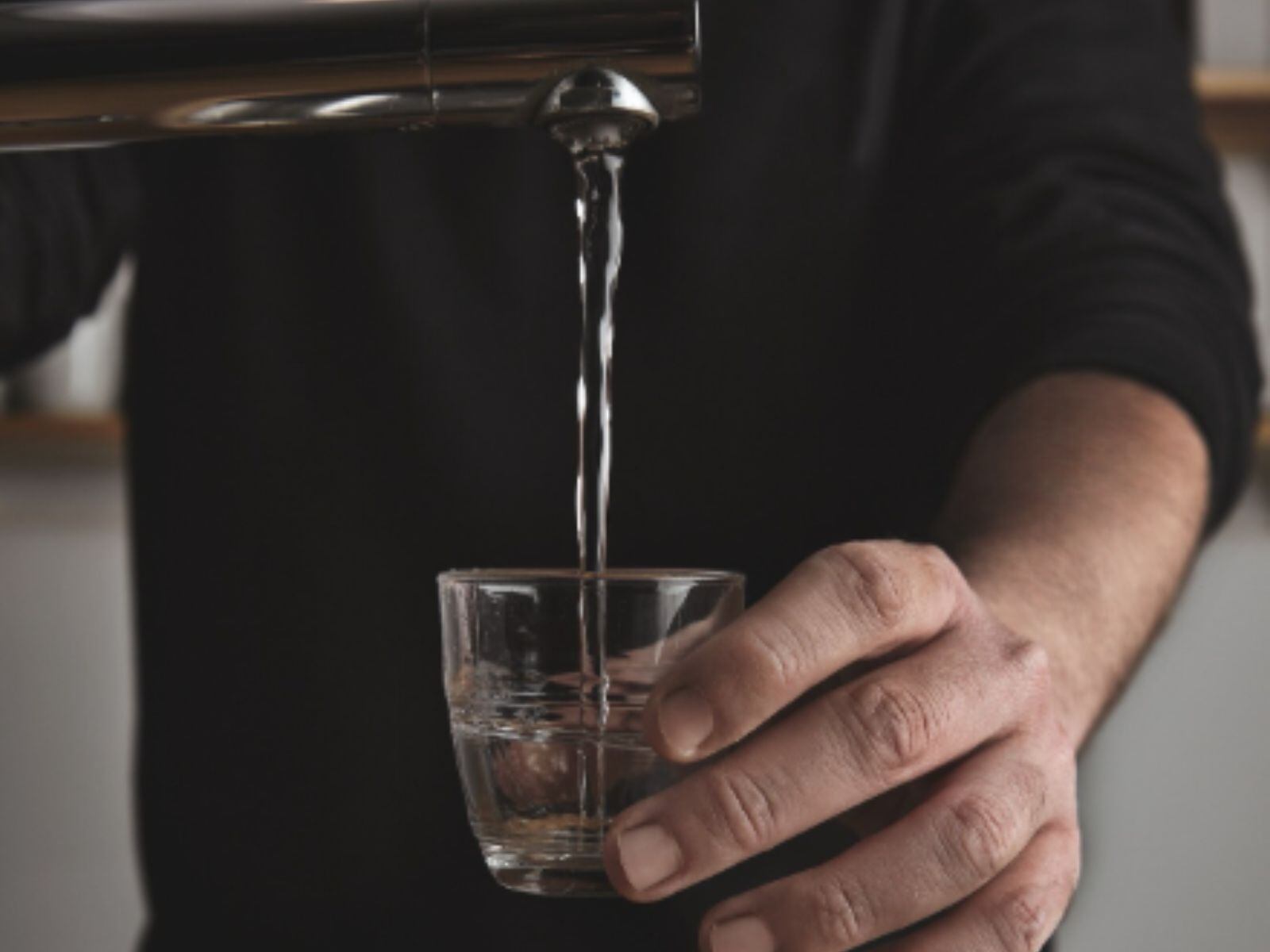 Lo recomendable sería llenar este vaso con agua del grifo de tu cocina. (Crédito: Freepik)