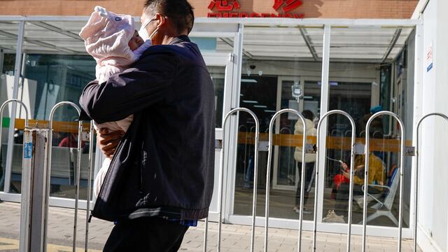 Brote de enfermedades respiratorias en China podría durar dos semanas más, según expertos