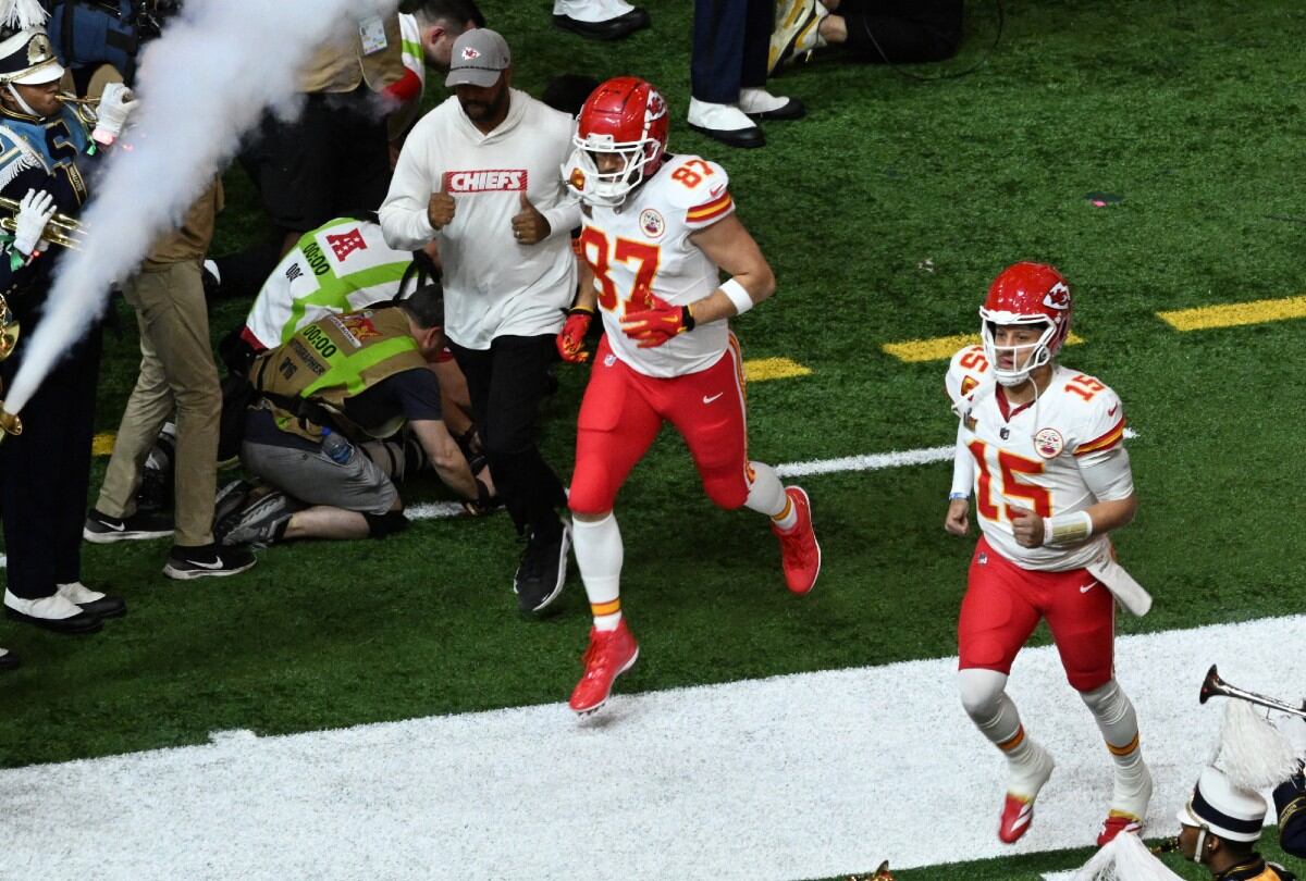 Travis Kelce salta al campo de juego del Super Bowl 2025 junto a Patrick Mahomes. | Crédito: AFP
