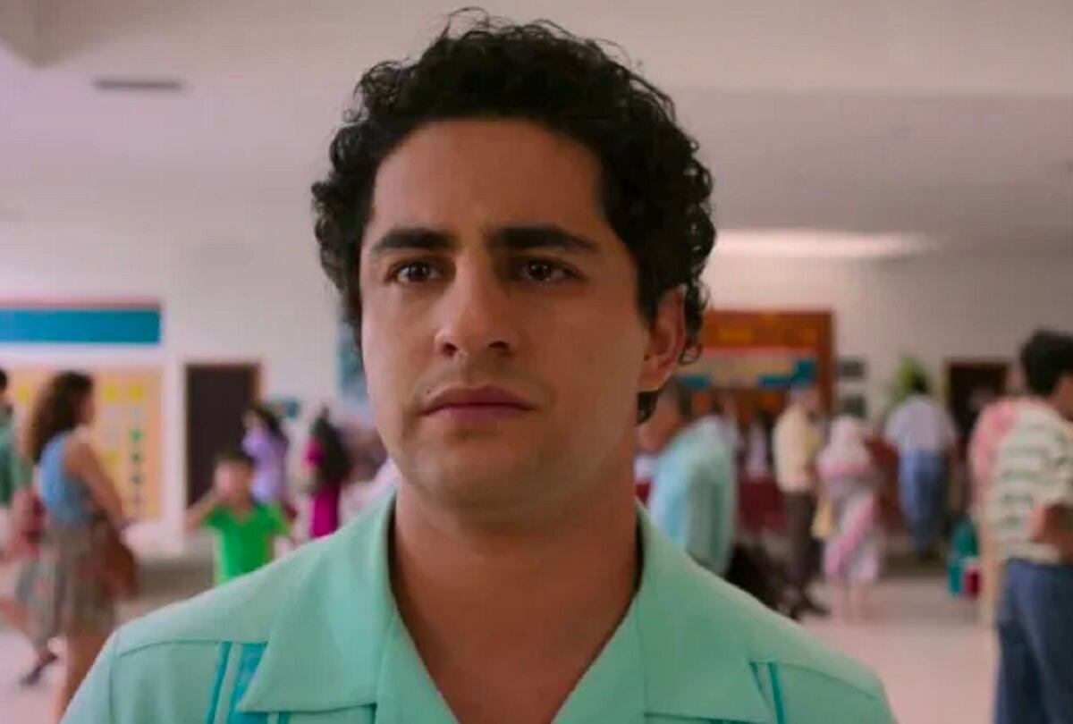 Máximo (Enrique Arrizon) decide no impedir que Julia viaje a París y cumpla su sueño en la temporada 4 de "Acapulco" (Foto: Apple TV+)