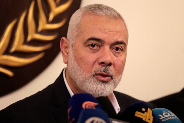 El líder de Hamás, Ismail Haniyeh, ofrece una conferencia de prensa durante su visita a Dar al-Fatwa, la principal autoridad religiosa sunita del Líbano, en Beirut el 22 de junio de 2022 (Foto de ANWAR AMRO / AFP).