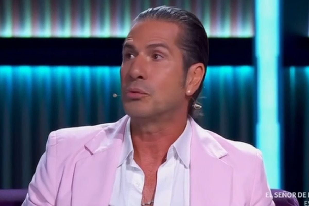 Gregorio Pernía en el set tras abandonar "La casa de los famosos 4" (Foto: Telemundo)