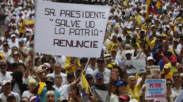 Colombia: cientos de miles protestan en la mayor manifestación contra el presidente Petro