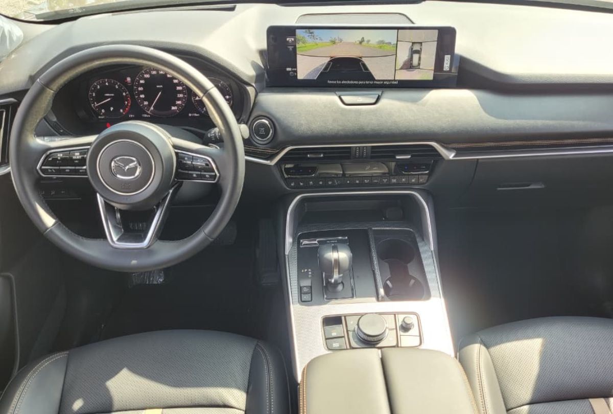 El tapizado del Mazda CX-90 es de cuero y la gran mayoría de los espacios son de tacto suave. (Foto: Fernando Roca)