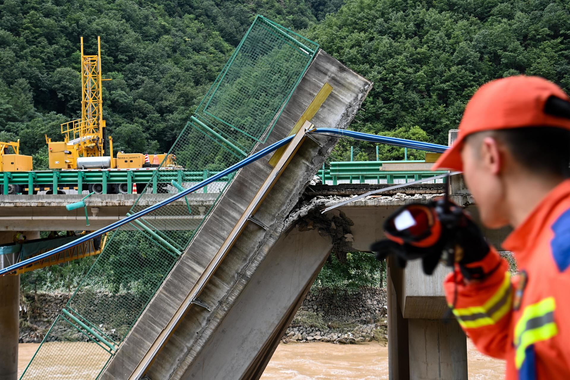 Los rescatistas trabajan en el lugar del colapso de un puente en el condado de Zhashui en la ciudad de Shangluo, provincia de Shaanxi, noroeste de China, 20 de julio de 2024. EFE/EPA/XINHUA / ZOU JINGYI