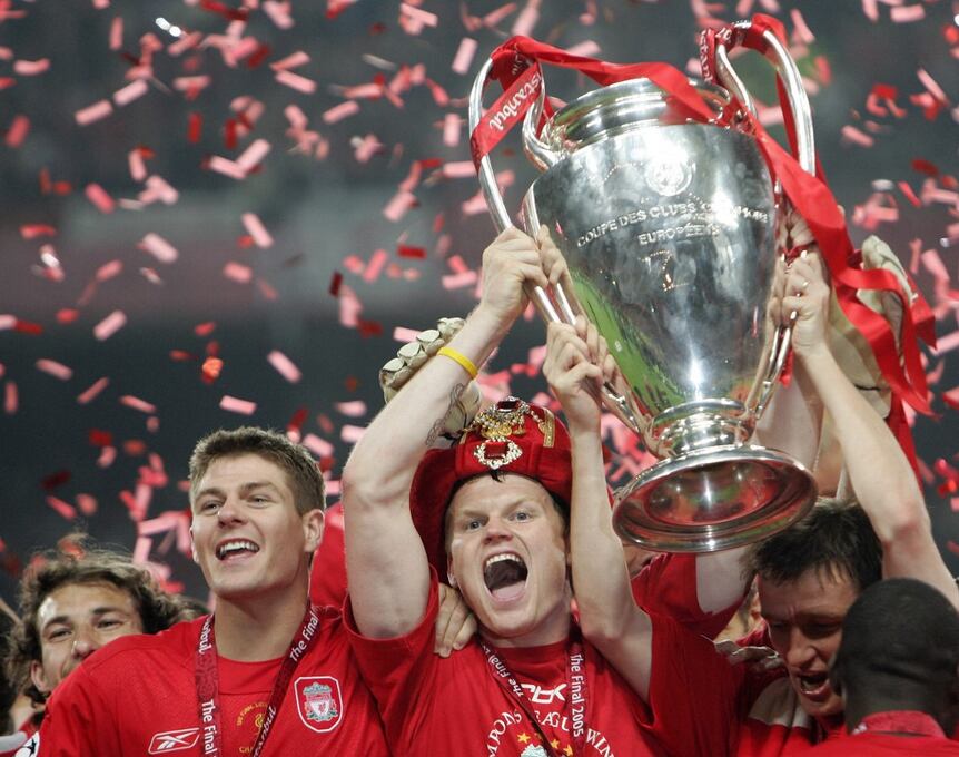 John Arne Riise(C) y Steven Gerrard (L) celebran en la final de la Champions entre el Milan vs Liverpool, el 25 de mayo de 2005 en el estadio Ataturk de Estambul. Liverpool ganó 3-2 en los penaltis. AFP