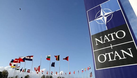 El logo de la OTAN (NATO, en sus siglas en inglés) y las banderas de los países miembros de la alianza, en el exterior de su sede en Bruselas. (Foto de Pascal Rossignol / REUTERS)