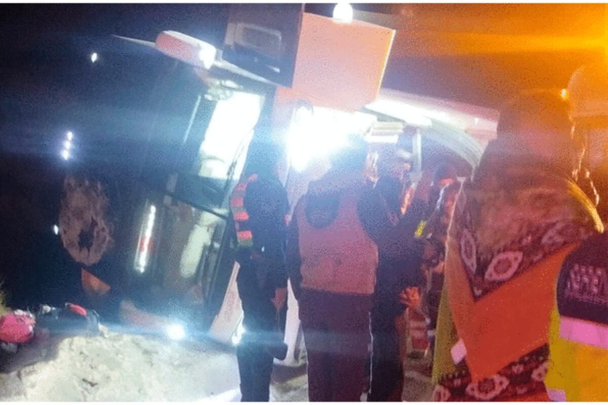 Bus con alumnos y padres vuelca cerca de Ticlio durante viaje de promoción. (Foto: Difusión)