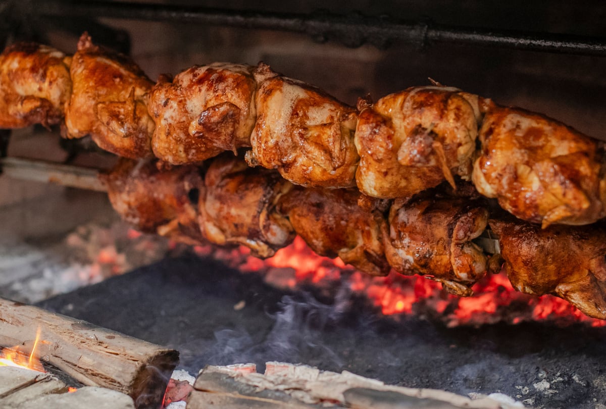 El consumo del pollo a la brasa refleja cambios en los hábitos urbanos y en la planificación de los almuerzos familiares. (Foto: Mediterráneo)