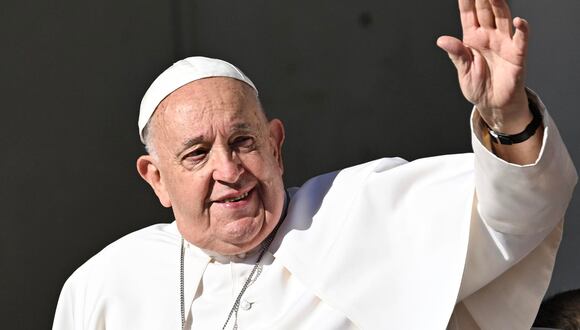 El Papa Francisco saluda a los fieles mientras dirige su audiencia general del miércoles en la Plaza de San Pedro del Vaticano, 12 de junio de 2024. EFE /EPA/CLAUDIO PERI