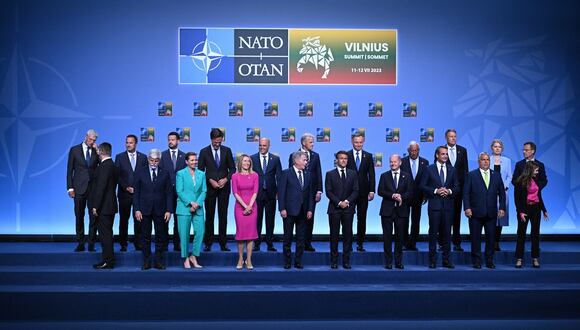 Los participantes de la Cumbre de la OTAN posan para una familia oficial en Vilnius el 11 de julio de 2023. (Foto de ANDREW CABALLERO-REYNOLDS / POOL / AFP)