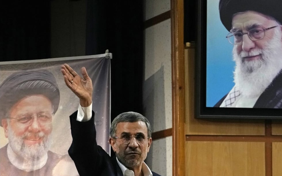 El expresidente de Irán Mahmud Ahmadineyad saluda a los medios al concluir una rueda de prensa junto a retratos del Líder Supremo, el ayatolá Ali Jamenei y del difunto presidente Ebrahim Raisi, el 2 de junio de 2024. (Foto AP/Vahid Salemi).