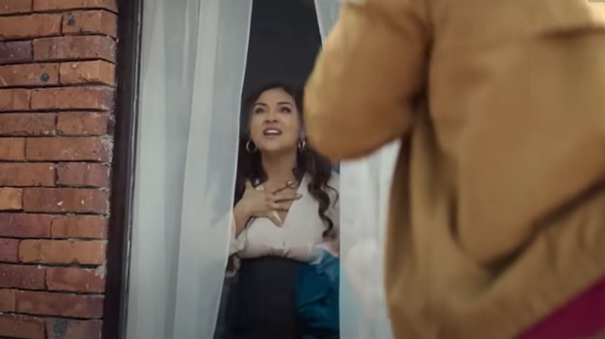 El momento en el que le dicen a la artista que sus canciones están sonando en la radio en "Jenni" (Foto: ViX)