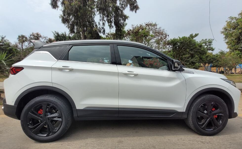 En la vista lateral observamos cuán compacto es el vehículo. Si bien es cómodo en su interior, solo mide 4.38 m de largo. (Foto: Fernando Roca)